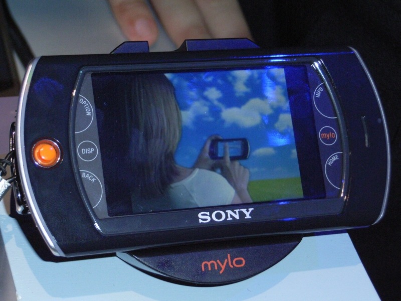 これがMyloの新型となるCOM-2だ。下のクレードルは別売のオプションとなっている