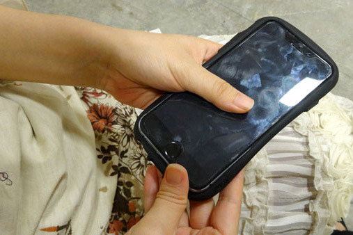 上と下をギュッと押し込んで…
