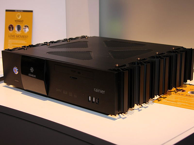 5mm程度あるアルミフロントマスクが重厚なniveusのExtender for Windows Media Center。これならリビングにおいても恥ずかしくない。HD DVDドライブも内蔵しているviivマシンだ