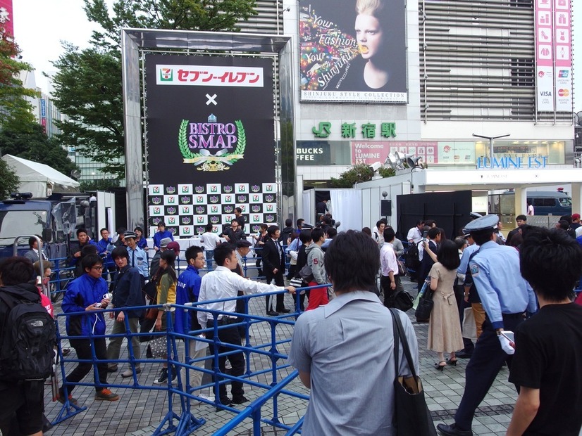 新宿駅前にSMAP降臨！　大パニックのセブン-イレブン新商品試食会