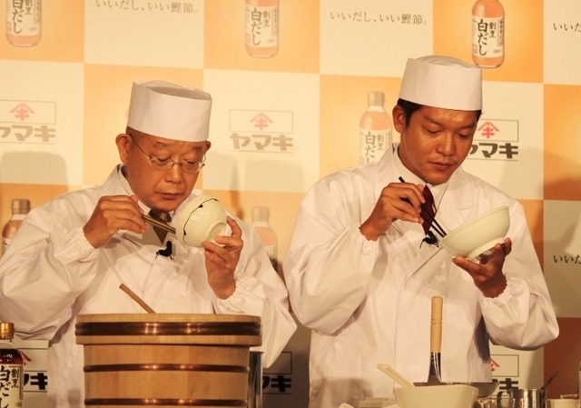 笑福亭鶴瓶と、息子の駿河太郎が、親子で親子丼を食べているところ