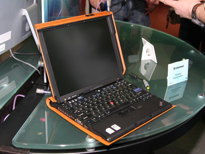 ファッショナブルPCの例。これはレノボの皮装ノート。エグゼクティブが持ってもサマになるという。また、携帯電話機能も含まれている