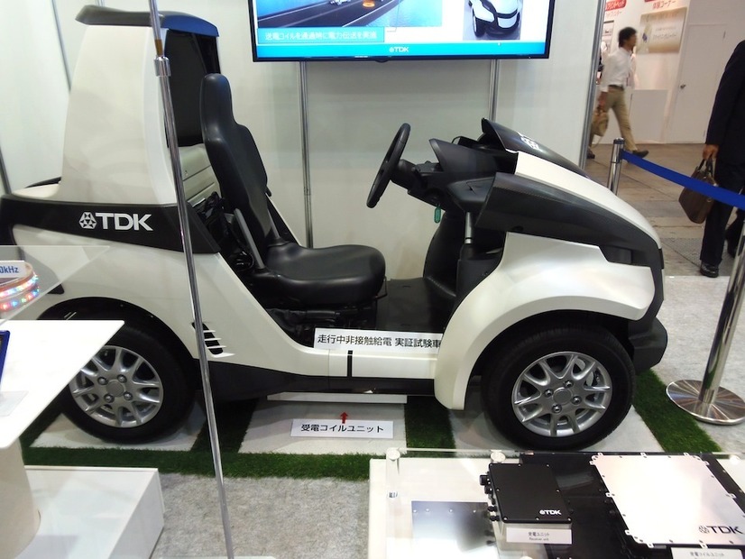 走行中非接触給電が可能なEV試作機。裏側には、受電コイルが設置されている