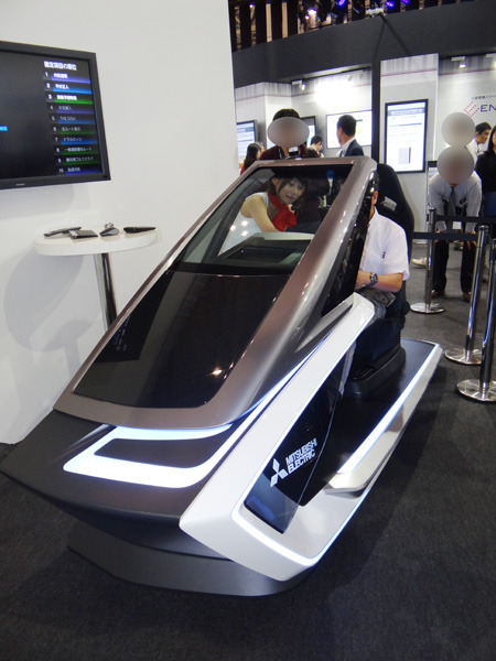 三菱が一般向け展示会に初めて展示した「簡単操作インターフェース」搭載の運転席型試作機。