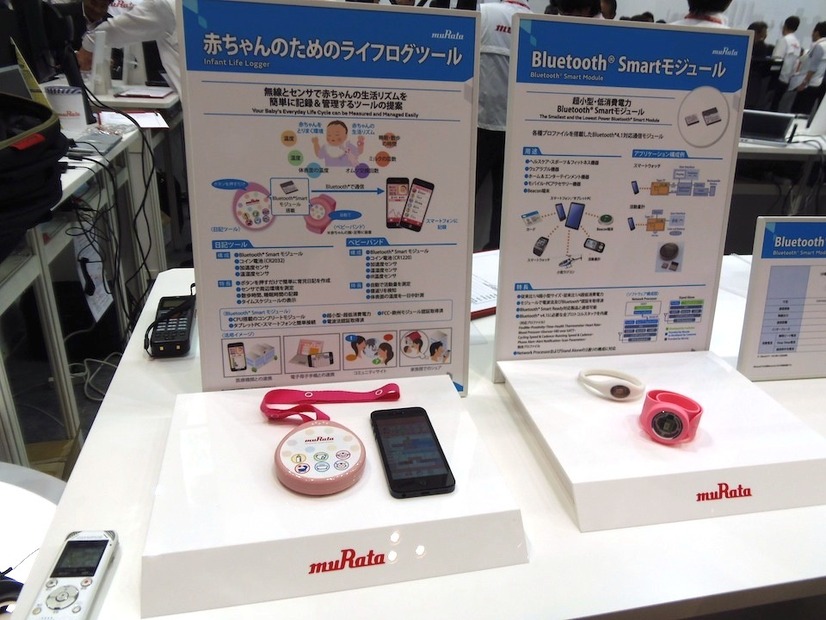 赤ちゃん用のライフログツール（写真左）とベビーバンド（写真右）。いずれも同社のBluetooth4.1対応通信モジュール経由でスマートフォンにデータを送る