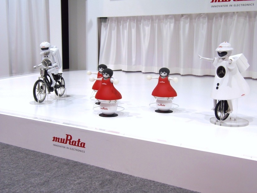 目玉となるチアリーダーロボットのほか、歴代ロボットのムラタセイサク君、ムラタセイコちゃんも揃い踏み