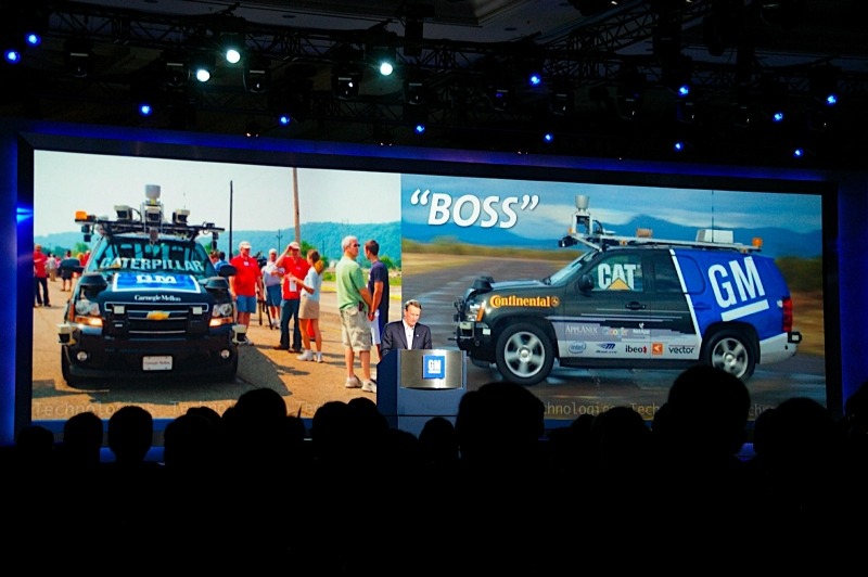 DARPAはロボットカーレースを開催している。GMはBOSS号で参加。DARPAは戦場での応用を考えているが参加企業・大学の目的はさまざま