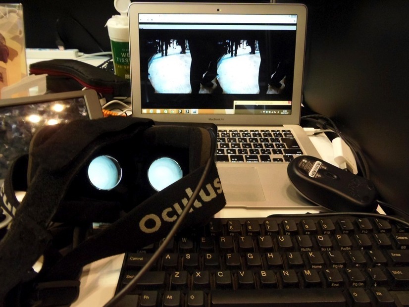 カメラから送られてきた映像を、Oculus Rift越し（写真左）に見る