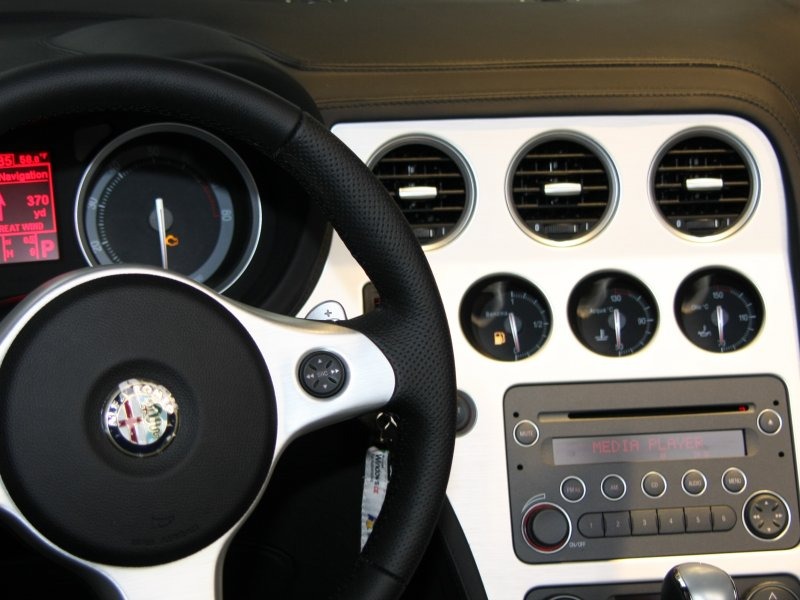 その車内。日本では一般的になってきたハンドルコンソールスイッチとまだあまり一般的でないインパネのマルチディスプレイ