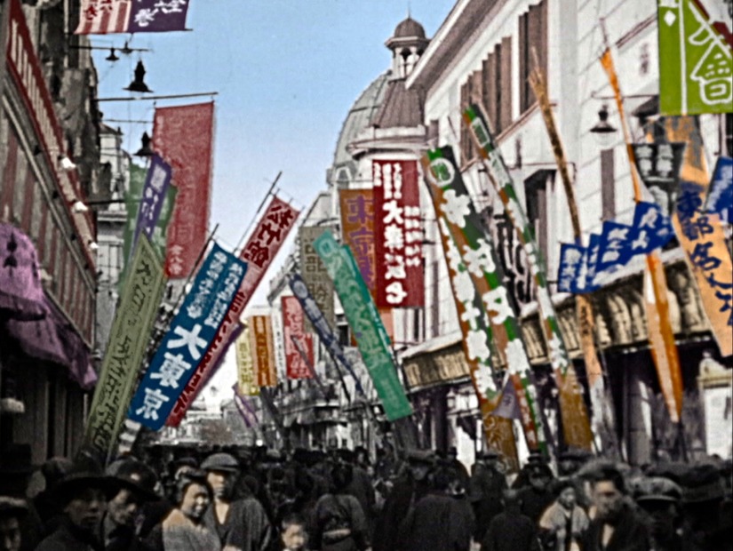 『カラーでよみがえる東京 』　 浅草六区の賑わい（1917～21年頃）