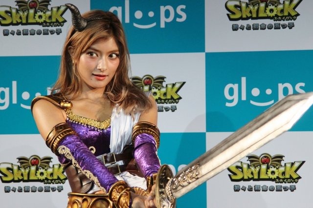 ローラさんがコスプレ初挑戦、スマホゲーム『スカイロック』テレビCMに出演