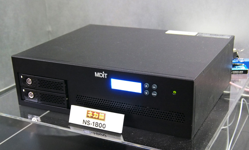 三菱電機のネットワークカメラ用記録装置「ネカ録」。写真は6TBモデル（32入力）だが、上位機種では36TBもの大容量HDDを搭載するモデル（64入力）もある。