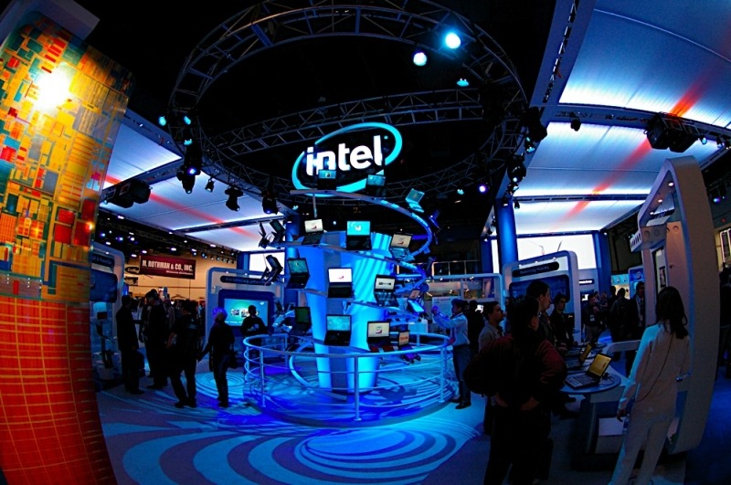 CES 2008でのインテルのブース。ここでもWiMAXの展示が目立った。WiMAXはWindowsマシン専用技術ではなくPDA、ケータイ、PC、家電へと広がる可能性を持っている