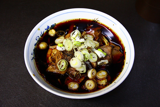富山ブラックラーメンをひとりたいらげるのも一興《撮影 大野雅人》