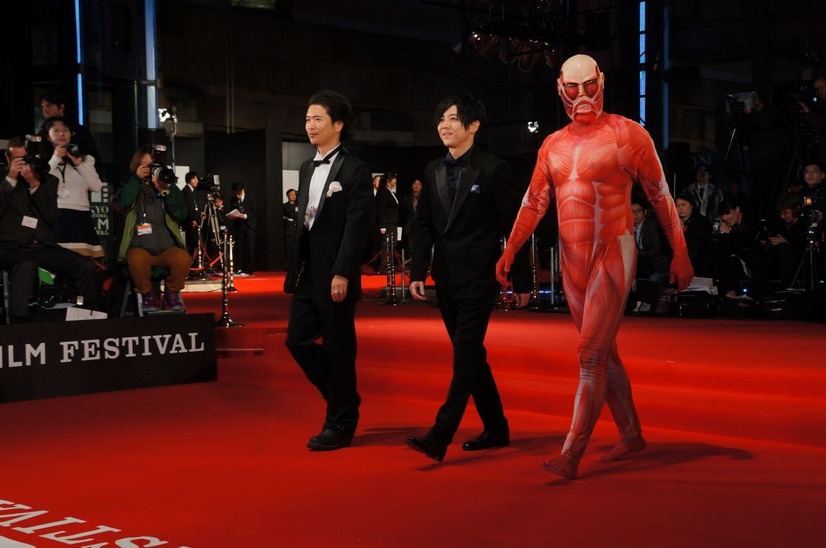 「第27回東京国際映画祭」声優の梶裕貴とともに登場した「巨人くん」