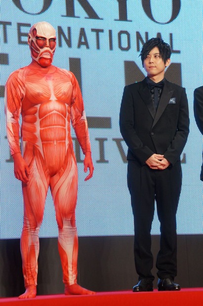 「第27回東京国際映画祭」声優の梶裕貴とともに登場した「巨人くん」