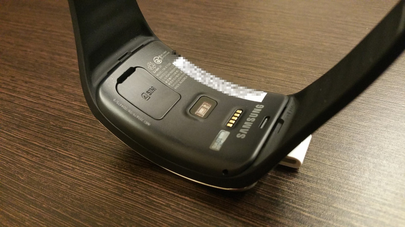 Gear S単体に3G通信機能を備え、端末背面にSIMカードを挿入することで携帯電話としても活用できる