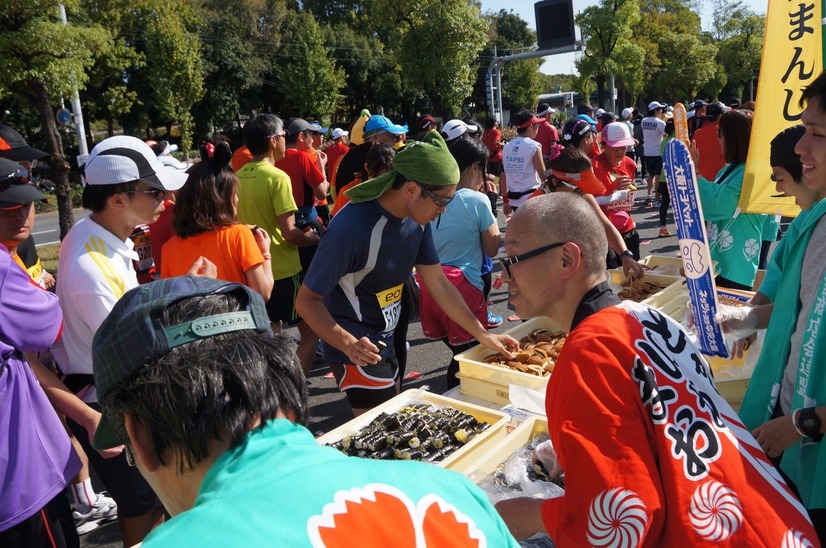 大阪マラソンで、たこ焼き、どら焼き、ラッキョなどが振る舞われた「まいどエイド」