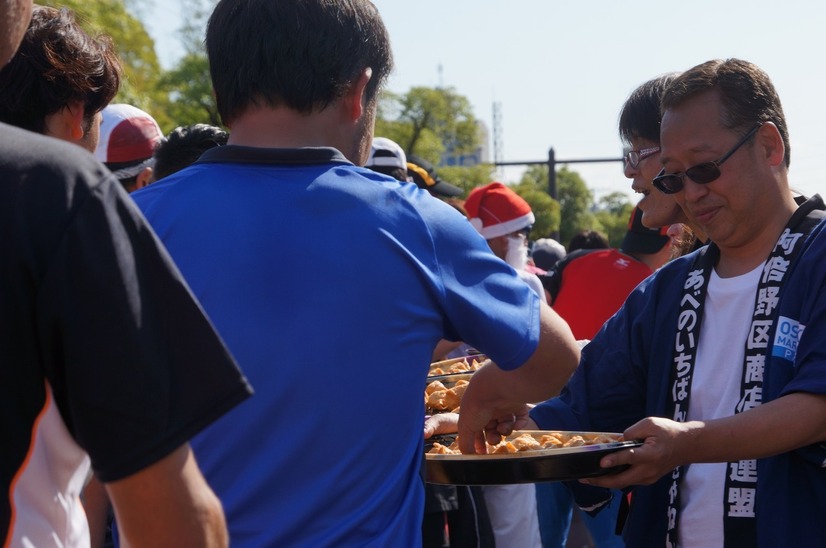 大阪マラソンで、たこ焼き、どら焼き、ラッキョなどが振る舞われた「まいどエイド」