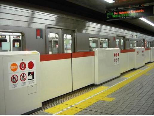 今回の駅にはホーム柵はなかった