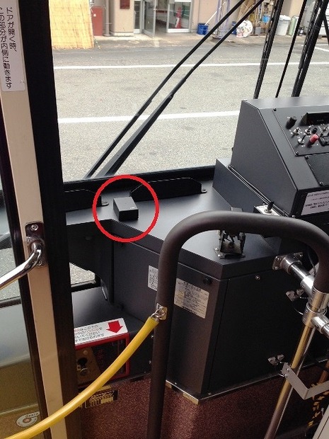 京都市営バス車内に設置されたアプリックスのビーコン