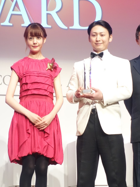 （左から）トリンドル玲奈、「カクテルアワード2014」受賞者の駒井優三