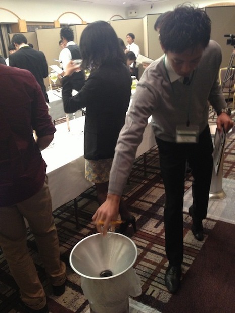 都度飲み干すわけではない。「第34回全国きき酒選手権大会」（10月24日）