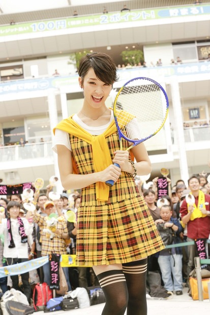 シングル『くやしいけど大事な人』発売記念イベントでラケットダンスを披露した剛力彩芽