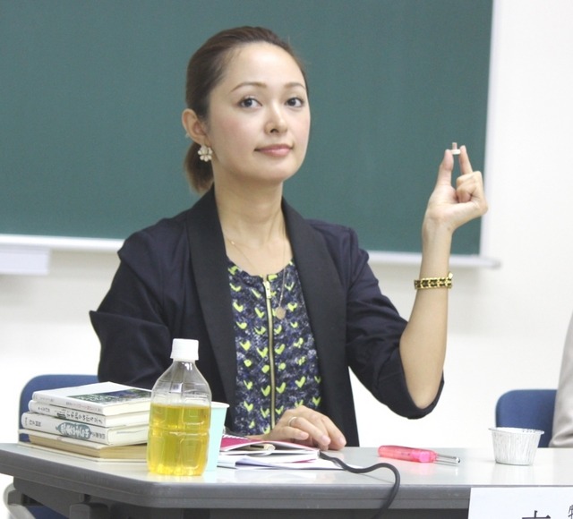 市井紗耶香が、お灸を手にもっているところ