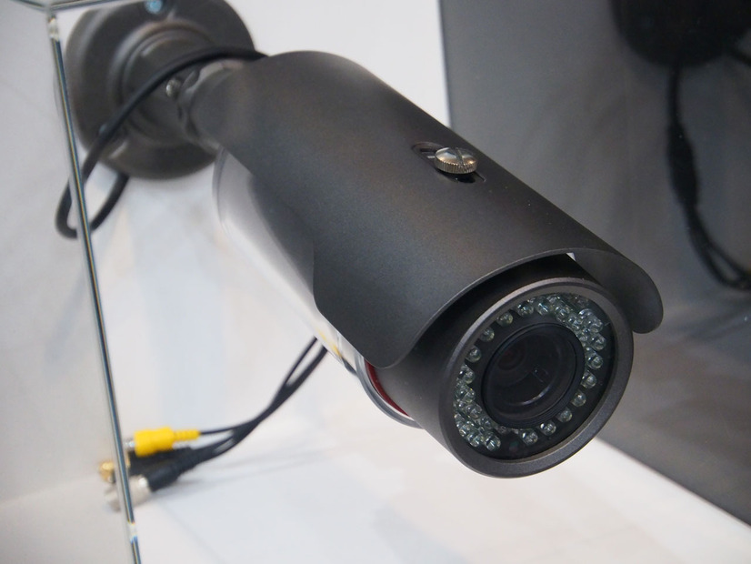 CEATEC2014にて公開された同カメラ。赤外線撮影なのにカラーで撮れるのがポイントだ。