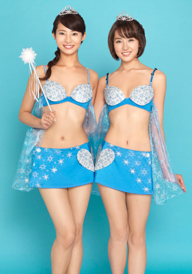 2015トリンプ・イメージガールによる着用例（左： 永田レイナ、右：鎌滝えり）