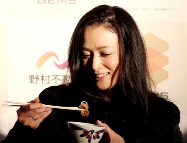 国生さゆりが、料理を試食しているところ