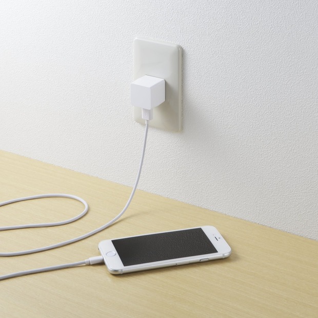 AC電源につないでiPhoneなどを充電