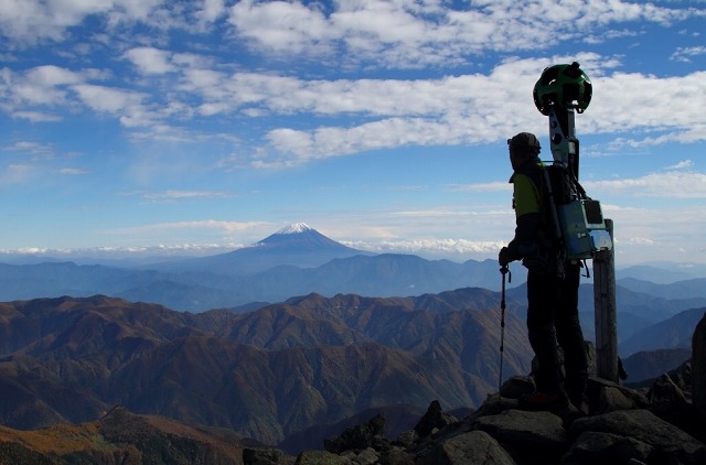 撮影の様子（農鳥岳山頂から富士山を望む）