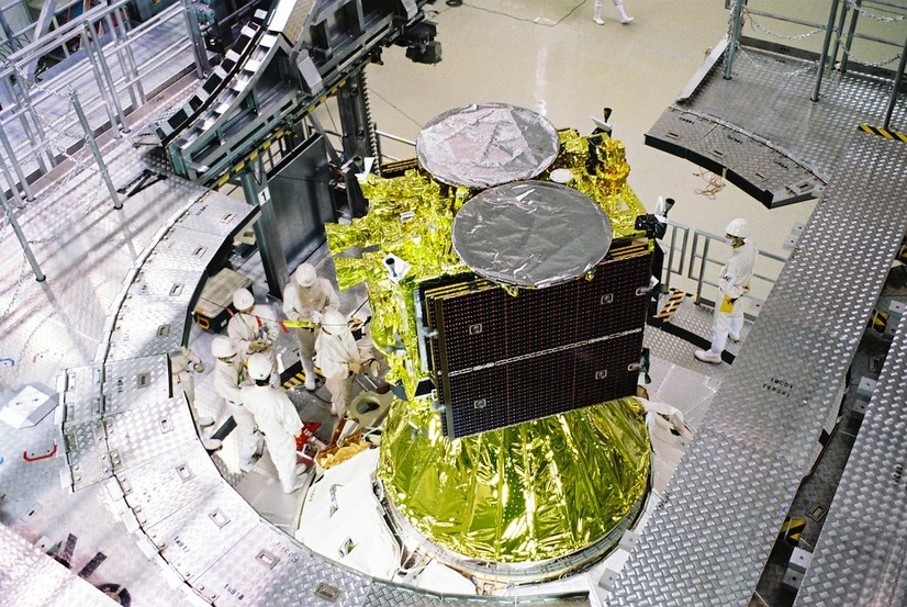 衛星整備棟内の「はやぶさ2」　(c) JAXA