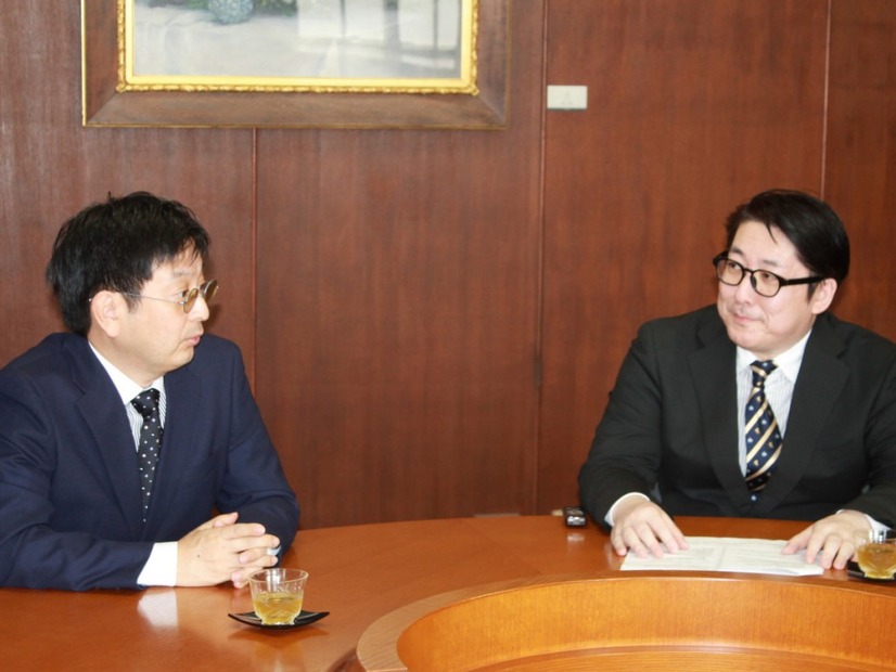 國領二郎氏とビートコミュニケーションの村井亮社長（左から）