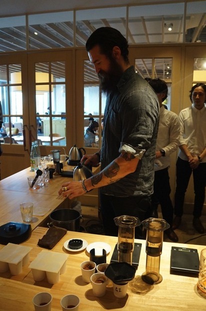 Single Origin Roasters ヘッドバリスタのショーン・マクナス氏が淹れる。