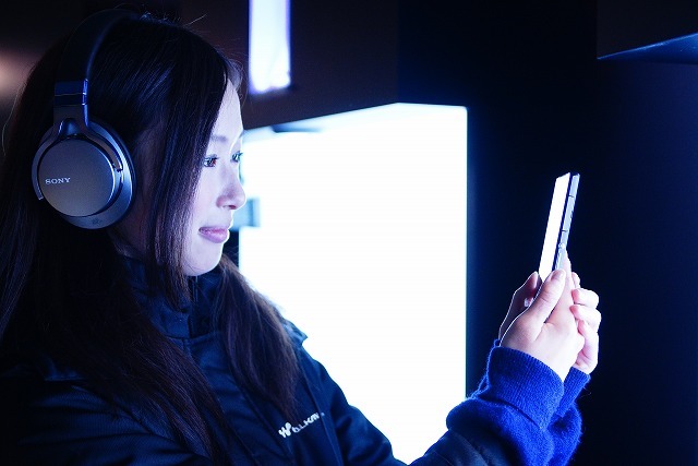 スマートフォンの画面越しに信じられない世界が広がる。