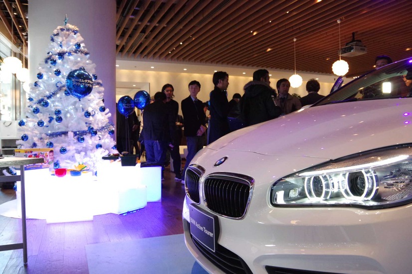 東京・六本木ヒルズカフェ/スペースに期間限定オープンする「The Blue Christmas Cafe by BMW」