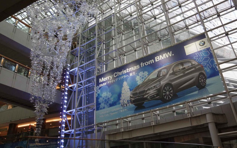 東京・六本木ヒルズカフェ/スペースに期間限定オープンする「The Blue Christmas Cafe by BMW」