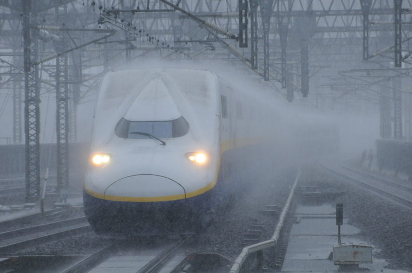 JR東日本では新幹線の雪害対策が完備されているが、在来線に関しては想定外の降雪によって運行停止や遅延があり得る（写真はイメージです）。