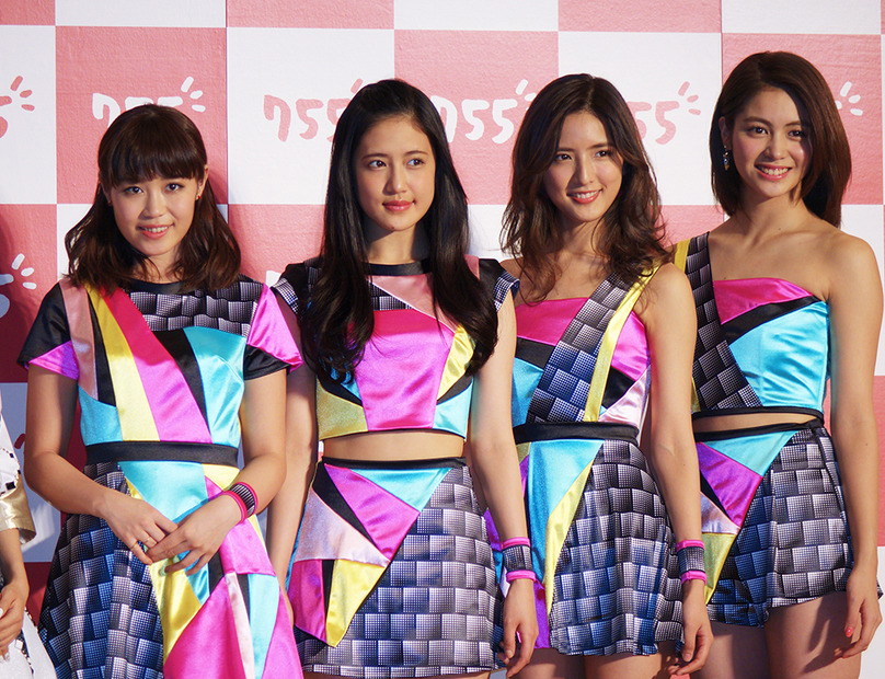 E-girls 鷲尾伶菜、藤井夏恋、藤井萩花、楓