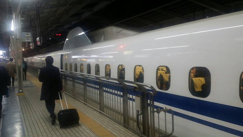 雪の影響により10分程度の遅れが出ている東海道新幹線。新大阪で撮影（写真：編集部）