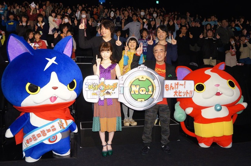 ゲスト声優のAKB48島崎遥香とタレントの志村けんらが出席した『映画 妖怪ウォッチ 誕生の秘密だニャン！』の舞台挨拶（12月20日）
