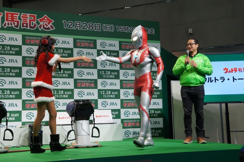 東京秋葉原で開催の『ウルトラ有馬記念＠AKIBA』に小島瑠璃子とウルトラマンが登場