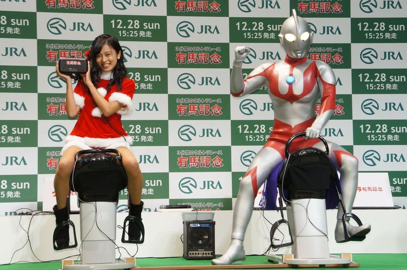 東京秋葉原で開催の『ウルトラ有馬記念＠AKIBA』に小島瑠璃子とウルトラマンが登場