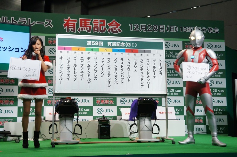 東京秋葉原で開催の『ウルトラ有馬記念＠AKIBA』に小島瑠璃子とウルトラマンが登場