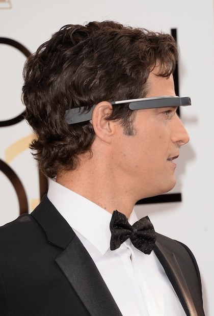 【4月】ゴールデングローブ賞授賞式でGoogle Glassを装着するアメリカのジャーナリスト、ロブ・マーシアーノ（1月、ロサンゼルス）　(c) Getty Images