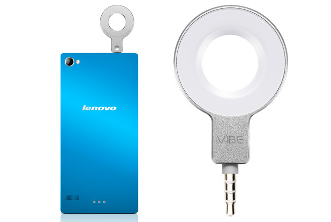 同時に発表されたコンパクトフラッシュ「VIBE Xtension Selfie Flash」