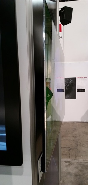 CESコーニングブースで展示されたSDP製70インチ超薄型液晶モジュール（横からの撮影）